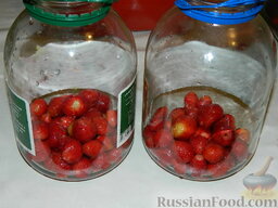 Клубничный компот на зиму: Наполнить ягодами стерилизованные банки.