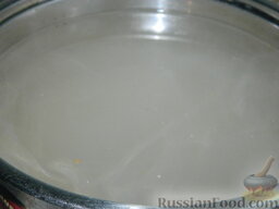 Клубничный компот на зиму: Сварить сироп: в воду всыпать сахар, лимонную кислоту и довести до кипения.