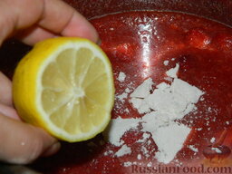 Клубничный конфитюр: Добавить в клубничное пюре желирующее средство для быстрого приготовления варенья и лимонную кислоту или сок лимона. Довести до кипения.
