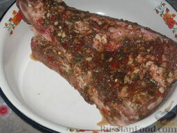 Запеченная маринованная свиная грудинка: Натираем этой смесью мясо и оставляем мариноваться минимум на два часа.