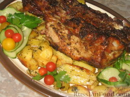 Запеченная маринованная свиная грудинка: На блюдо выложим картофель, сверху – свиную грудинку, запеченную в духовке.  Приятного аппетита!