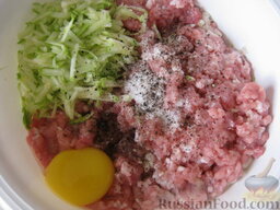 Котлеты мясные "Особые" с кабачками: В миске соединить фарш, тертый кабачок. Добавить соль, перец и яйцо.