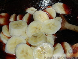 Клубнично-банановое варенье: Бананы нарезать кружочками и добавить в варенье.