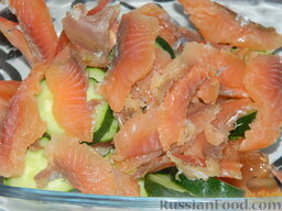 Овощной салат с копченым лососем и сыром: Филе лосося отделить от кожи и костей и нарезать произвольно.