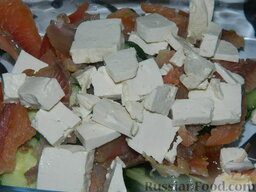 Овощной салат с копченым лососем и сыром: Сыр нарезать кубиками.
