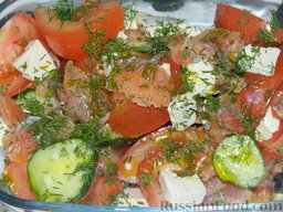 Овощной салат с копченым лососем и сыром: Посыпать салат рубленой зеленью, заправить растительным маслом и посолить по вкусу.  Все тщательно перемешать и подавать салат с копченым лососем к столу.