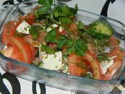Овощной салат с копченым лососем и сыром: Готовый салат с копченым лососем. Приятного аппетита!