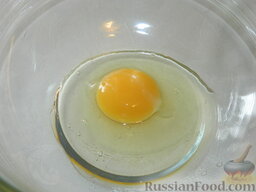 Творожные оладьи: Как приготовить творожные оладьи на кефире:    Выпустить в миску куриное яйцо. Слегка взбить вилкой.
