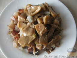 Салат "Лисья шубка": 2 слой: лук с грибами, майонез.