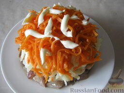 Салат "Лисья шубка": 4 слой: морковь, майонез.  Салат поставить в холодильник и дать ему настояться 3-4 часа.  Салат 