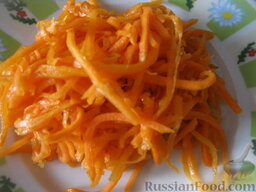 Салат "Лисья шубка": Морковь помыть и отварить до готовности в мундире. Охладить. Очистить. Натереть на терке для корейской моркови.