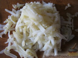 Салат "Лисья шубка": Картофель очистить. Натереть на крупной терке.