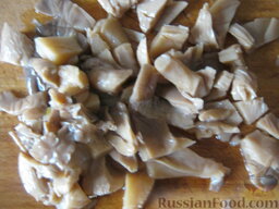 Салат "Лисья шубка": Маринованные грибы откинуть на дуршлаг. Помыть. Хорошо отцедить воду. Порезать на кусочки (если есть необходимость).