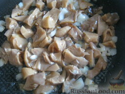 Салат "Лисья шубка": Добавить резанные грибы к луку. Пожарить до золотистого цвета. Дать стечь маслу. Охладить.