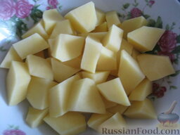 Суп из тюльки: Почистить и помыть картофель, нарезать на кусочки.
