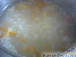Суп из тюльки: Вскипятить 2,5 л воды. В кипяток выложить картофель, лук, морковь и рис. Дать закипеть. Варить на маленьком огне 15-20 минут.
