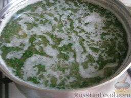 Суп из тюльки: Затем выложить подготовленную рыбку. Посолить и поперчить. Добавить перец горошком и лавровый лист. Варить суп из кильки 10-15 минут под крышкой, на самом маленьком огне. Затем добавить зелень.