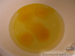 Вкусный сложный омлет: Вбить в миску куриные яйца.