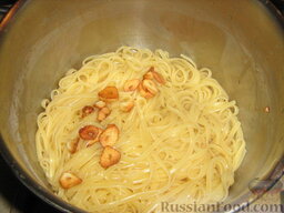 Спагетти с боттаргой: Тем временем мы отварили спагетти, опрокинули их в дуршлаг и переместили обратно в кастрюлю. Добавляем масло с чесноком.