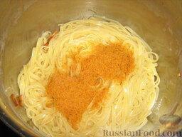 Спагетти с боттаргой: Добавляем 3/4 боттарги. Перемешиваем спагетти с боттаргой.