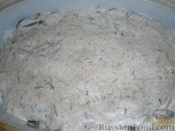 Куриная печень, запеченная под сметанным соусом: Залить сметаной печень с луком. Сверху можно посыпать молотыми сухарями.