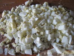 Сырный салат с колбасой: Как приготовить салат сырный:    Отварить вкрутую куриные яйца. охладить, очистить и нарезать кубиками.
