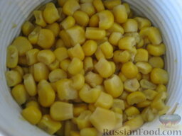 Сырный салат с колбасой: Открыть баночку консервированной кукурузы. Слить жидкость.