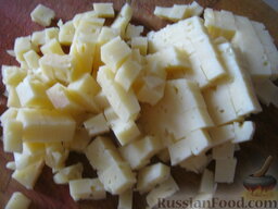 Сырный салат с колбасой: Сыр твердый нарезать кубиками.