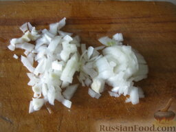 Сырный салат с колбасой: Лук репчатый очистить, помыть и мелко нарезать.