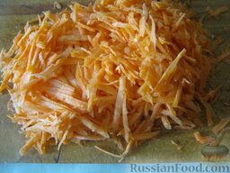 Ароматный плов из куриных крылышек: Очистить, помыть и нарезать соломкой морковь (или натереть на крупной терке).