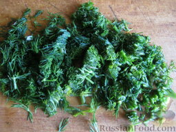 Салат «Овощное ассорти»: Зелень помыть и мелко нарезать.