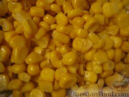 Салат «Овощное ассорти»: Открыть баночку консервированной кукурузы. Слить жидкость.