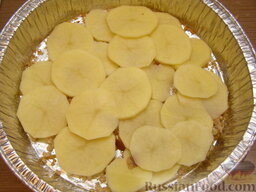 Запеканка из картофеля и кабачков (в микроволновке): Выложить на дно половину картошки.