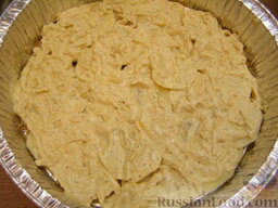 Запеканка из картофеля и кабачков (в микроволновке): Взять четверть сметанно-сырной заливки, смазать картофель.