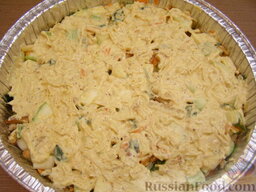 Запеканка из картофеля и кабачков (в микроволновке): Выложить и размазать по овощам половину от первоначального количества заливки.