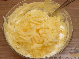 Запеканка из картофеля и кабачков (в микроволновке): Добавить в сметану тертый сыр, тщательно перемешать.