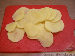 Запеканка из картофеля и кабачков (в микроволновке): Картофель очистить, вымыть и нарезать тонкими кружочками (толщиной 1-1,5 мм). Можно резать ножом, а можно специальной теркой.