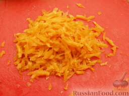 Запеканка из картофеля и кабачков (в микроволновке): Морковь очистить, вымыть и натереть на терке.