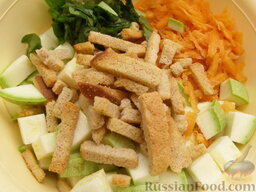 Запеканка из картофеля и кабачков (в микроволновке): Смешать кабачок, морковь, базилик и половину пачки сухариков (20 г)