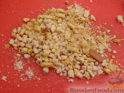 Запеканка из картофеля и кабачков (в микроволновке): Вторую половину сухариков размять в крошку.