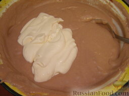 Творожный торт с шоколадом и клубникой: Добавить взбитую сметану и тщательно перемешать ложкой.