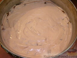 Творожный торт с шоколадом и клубникой: Выложить на корж из печенья 3-4 ст. ложки творожной массы. Разровнять.