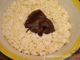 Творожный торт с шоколадом и клубникой: Вылить растопленный шоколад в творог.