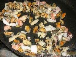 Теплый салат из картофеля с морепродуктами: Отварить морепродукты. Разогреть на сковороде оставшееся масло и обжарить на нем коктейль из морепродуктов 2 минуты.