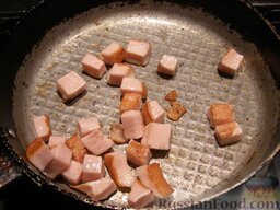Салат с жареной колбасой и перепелиными яйцами: На сковороде разогреть 0,5-1 ст. ложку растительного масла. Обжарить кубики колбасы на среднем огне, помешивая, до золотистого цвета (5-6 минут). Убрать сковороду с огня.