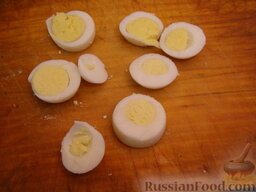 Салат с жареной колбасой и перепелиными яйцами: Перепелиные яйца отварить, остудить, очистить и аккуратно нарезать кружочками.