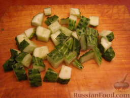 Салат с жареной колбасой и перепелиными яйцами: Огурец вымыть, нарезать кубиками  (0,7-1 см).
