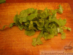 Салат с жареной колбасой и перепелиными яйцами: Вымыть и нарезать листья салата.