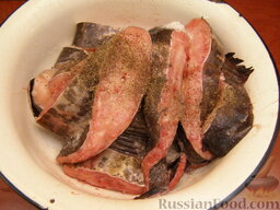 Сом в ореховой панировке: Как приготовить жареного сома в панировке:    Рыбу вымыть, нарезать, посолить, поперчить. Перемешать и оставить на 10-15 минут.
