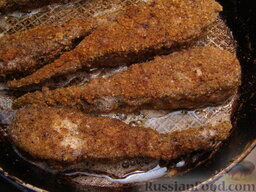 Сом в ореховой панировке: Затем рыбу перевернуть и жарит еще 5 минут.    Так обжарить всю рыбу. Масло добавлять по мере необходимости.